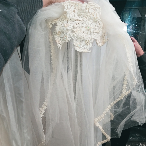 Vintage union made wedding dress with veil - Picture 2 of 4